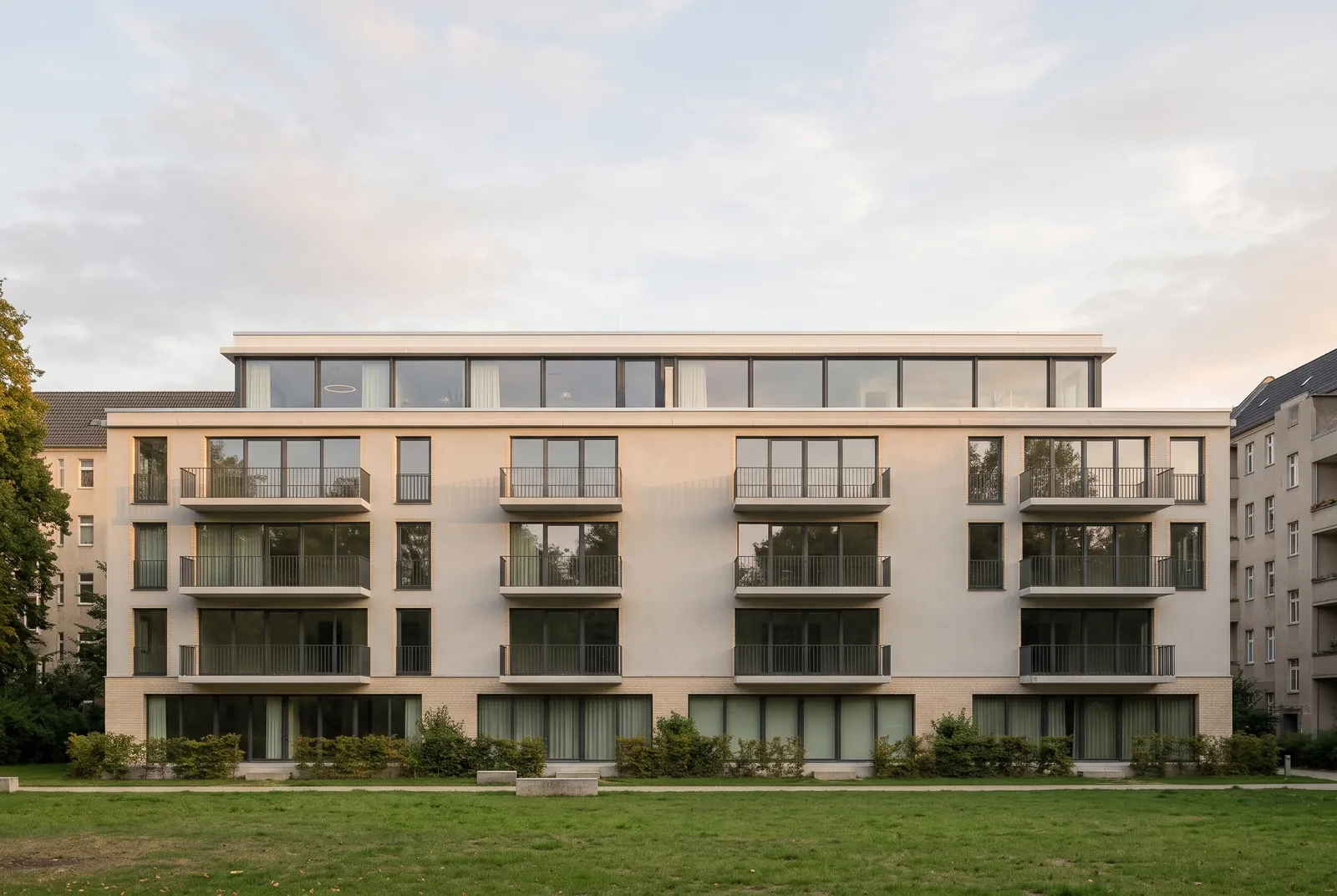 Park facade of Orvenhof with all homes, seen straight on from the park path — illustrative visualisation
